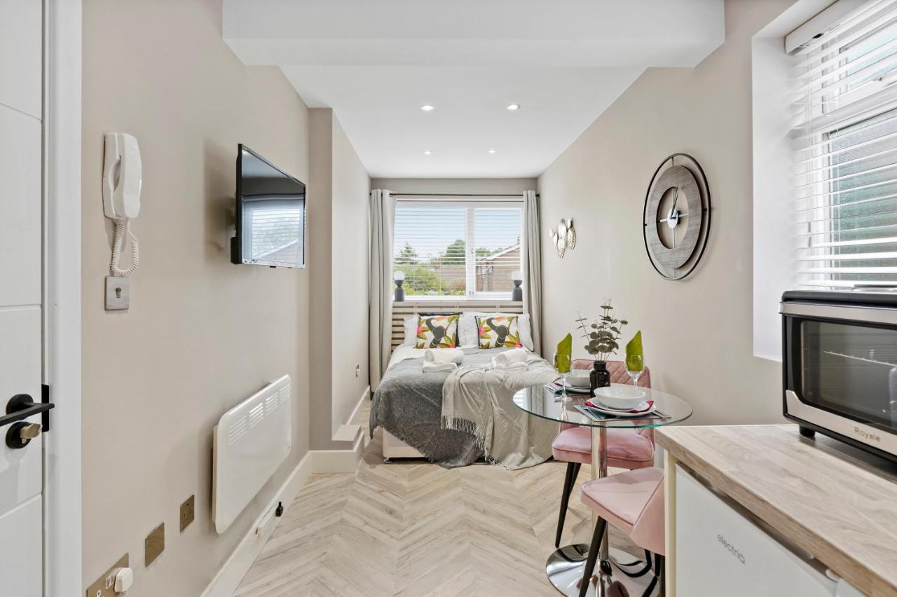 Stunning Heathrow Studios - Parking - Garden Londres Exterior foto